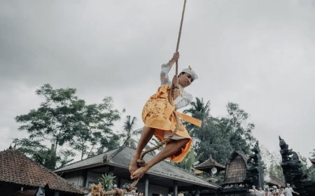 Hanya Sekali Setahun: Sakralnya Rejang Ayunan, Menari Berayun di Pohon Cempaka Desa Pupuan