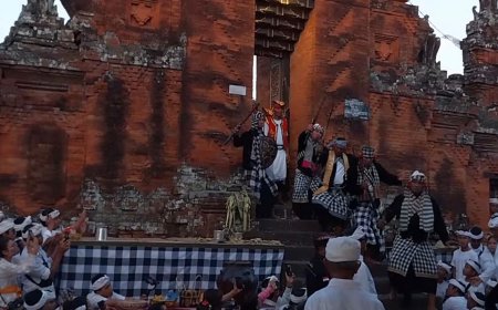 Poleng Kesiman: Sacred dance performed during the Ngerebong Ceremony in Kesiman Village.