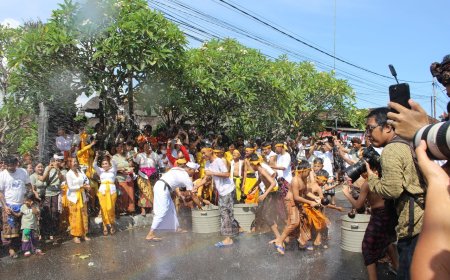 Mengungkap Keindahan dan Makna Upacara Siat Yeh di Desa Jimbaran Bali