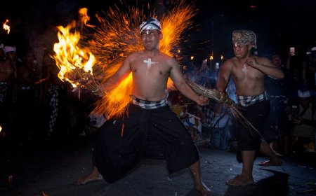 Tradisi Lukat Geni : Ritual Unik Penyucian Skala Niskala Melalui Perang Api Di Desa Paksabali