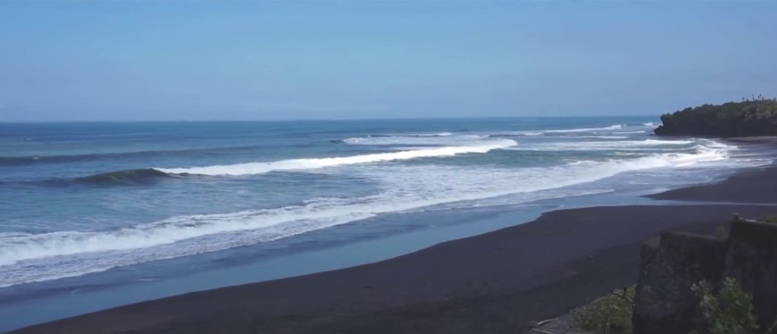 Pantai Nyanyi (Sumber Photo : Koleksi Redaksi)