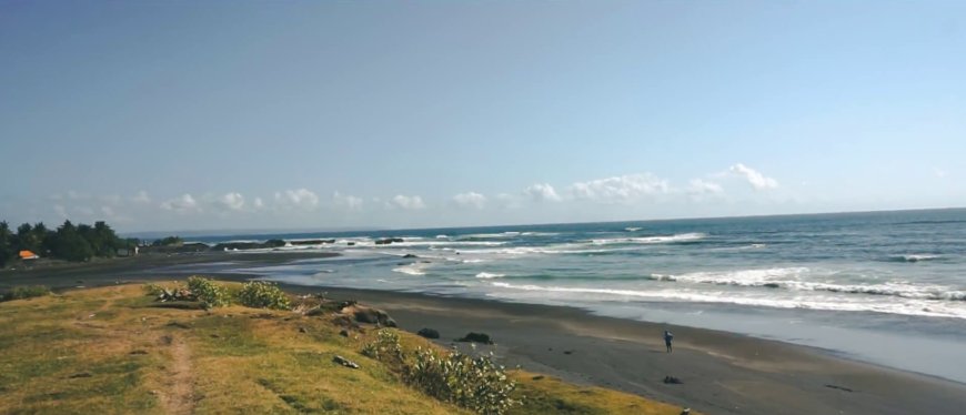 Pantai Nyanyi (Sumber Photo : Koleksi Redaksi)