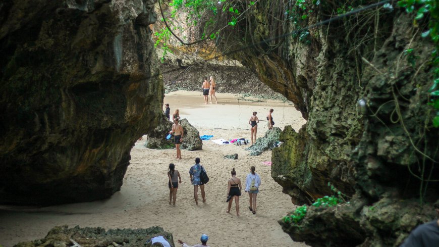 Keunikan Pantai Suluban Ternyata Merupakan Asal Usul Penamaannya, Wajib Masuk Wishlist Liburan di Bali!