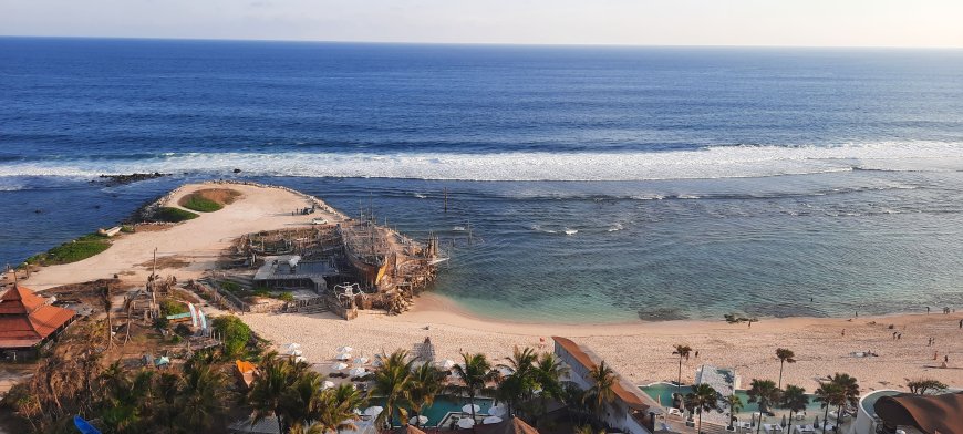 Menengok Keindahan Pantai Melasti : Salah Satu Surga Tropis di Pulau Bali