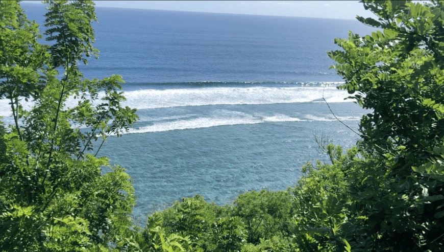 Pantai Green Bowl: Melewati Ratusan Anak Tangga Untuk Melihat Keindahan Pantai yang Menjadi Idaman Peselancar