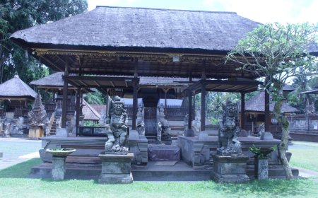 Ngambeng Tradition of Samuan Tiga Temple: Embracing Spiritual and Cultural Beauty