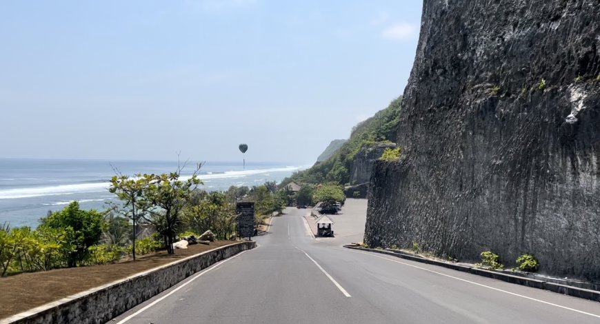 Pantai Melasti : Pantai Berpasir Putih yang Memiliki Banyak Objek Wisata Menarik