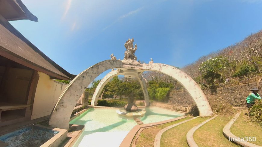 Patung Kumbakarna di Pura Uluwatu: Memikat Mata dengan Keindahan Pahatan Megah di Tanah Suci Bali