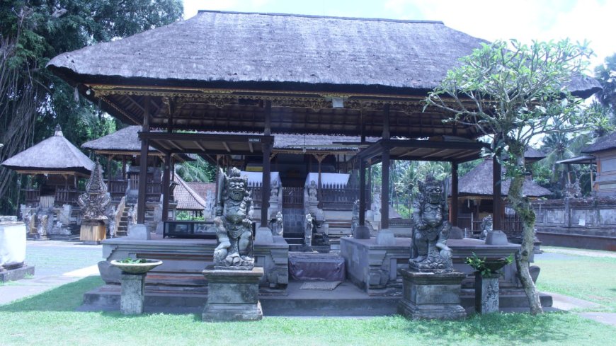 Ngambeng Tradition of Samuan Tiga Temple: Embracing Spiritual and Cultural Beauty