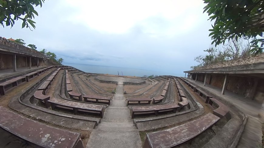 Theater pementasan di area Pantai Gunung Payung (Sumber : Koleksi Pribadi)