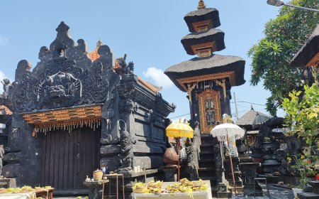 Parerepan Dalem Pemutih Temple : World Balancer Temple