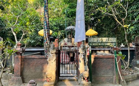 Sumur Kembar Temple: Penglukatan in the Middle of the Cekik Forest