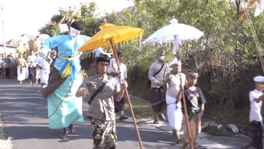 Dramatization of Apsara Apsari: Medeeng Ceremony in North Bali