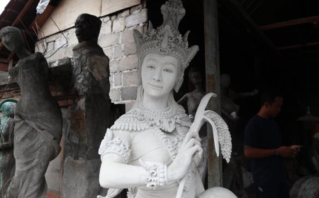The Marvel of Peliatan Village: Exploring Beauty through Concrete Statues Depicting Local History and Culture