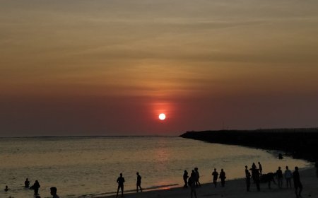 Mengejar Sang Surya: Menikmati Keindahan Sunset yang Menakjubkan di Pantai Kelan