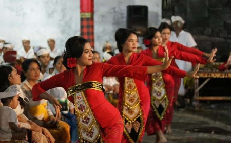 Deep Meaning of Rejang Pande Dance: Widyadari Dewi Saraswati in Movements and Attire