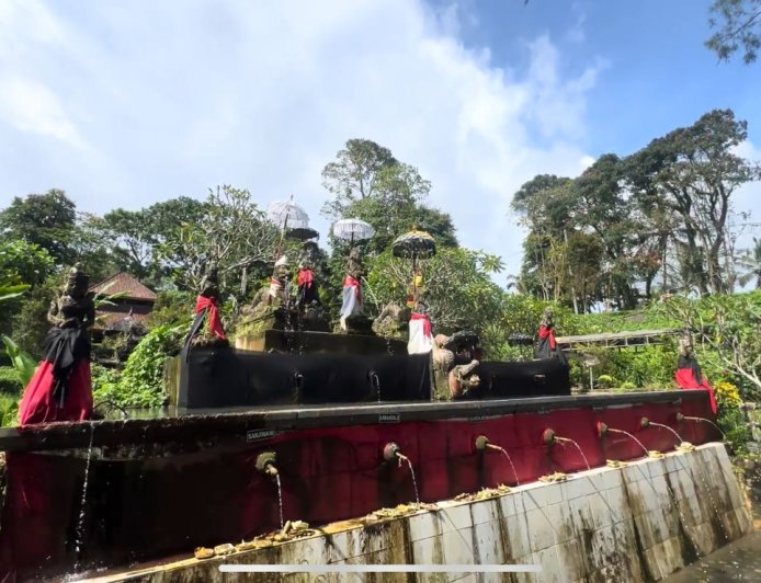 Pura Luhur Tamba Waras: Sebuah Perjalanan Sejarah dan Keajaiban