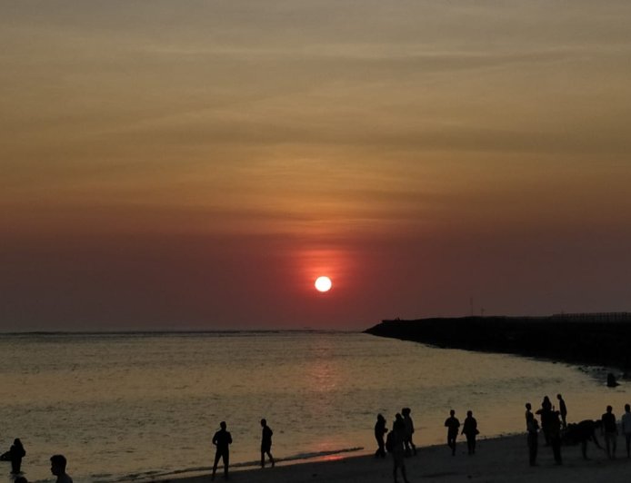 Mengejar Sang Surya: Menikmati Keindahan Sunset yang Menakjubkan di Pantai Kelan