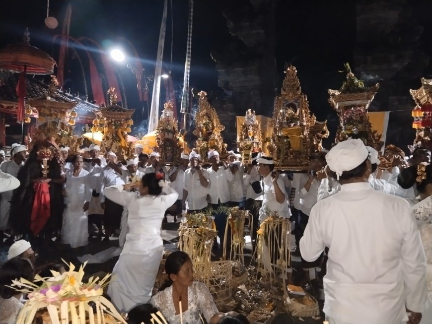 Ngusaba Ida Bhatara Turun Kabeh and Ngusaba Nini Tradition in Tohjiwa Customary Village