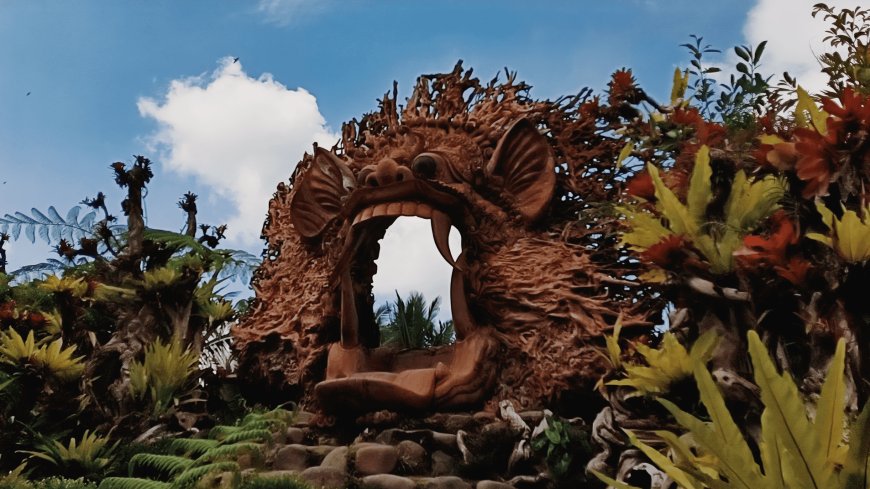 Seni Pahat Kayu: Patung Mistis Barong di Sari Timbul Glass Factory