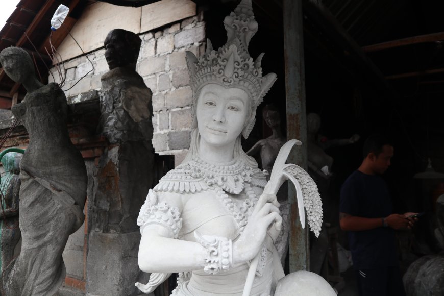 The Marvel of Peliatan Village: Exploring Beauty through Concrete Statues Depicting Local History and Culture