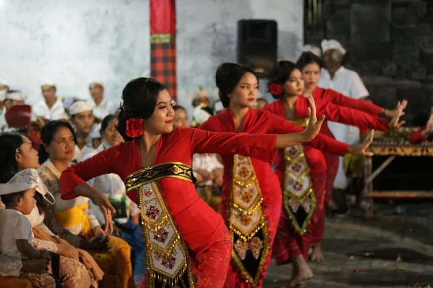 Deep Meaning of Rejang Pande Dance: Widyadari Dewi Saraswati in Movements and Attire