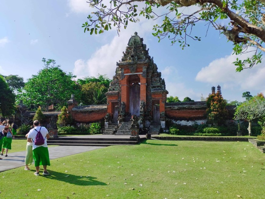 Opening the Door to the Beauty of Taman Ayun Temple with Augmented Reality Application