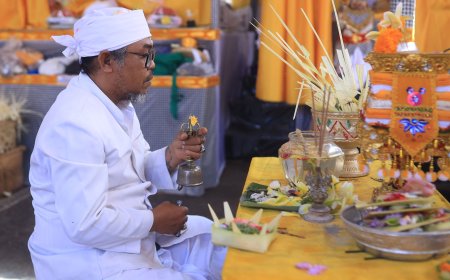 Melaspas Salon: Menyebarkan Energi Suci dalam Setiap Uparengga untuk Menciptakan Harmoni Upacara