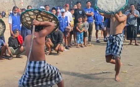 Tradisi Gebug Ende: Perang Rotan dan Ritual Hujan di Desa Seraya, Karangasem