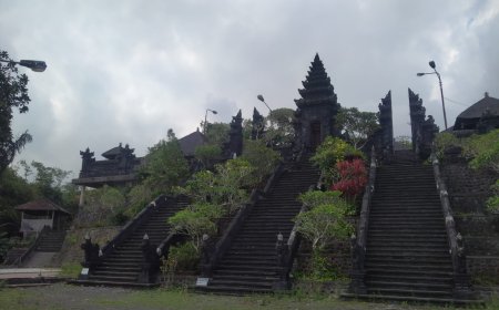 Tradisi Sakral Tapakan dan Pasupati di Pura Luhur Pucak Padang Dawa: Warisan Spiritual Bali