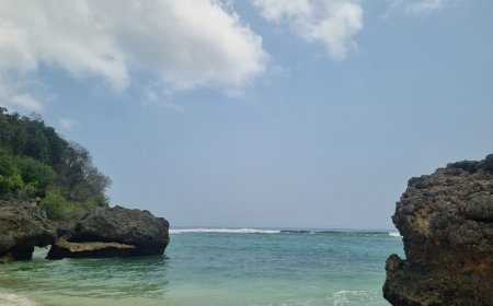Pantai Tanjung Simah: Keindahan yang Tersembunyikan di Balik Formasi Batu