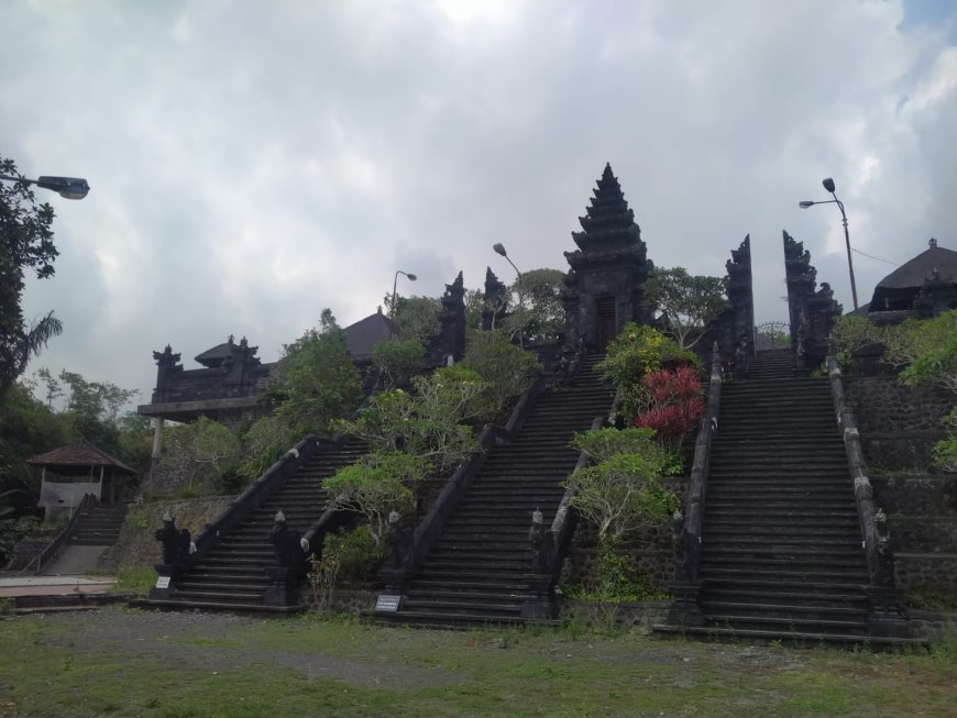 Tradisi Sakral Tapakan dan Pasupati di Pura Luhur Pucak Padang Dawa: Warisan Spiritual Bali