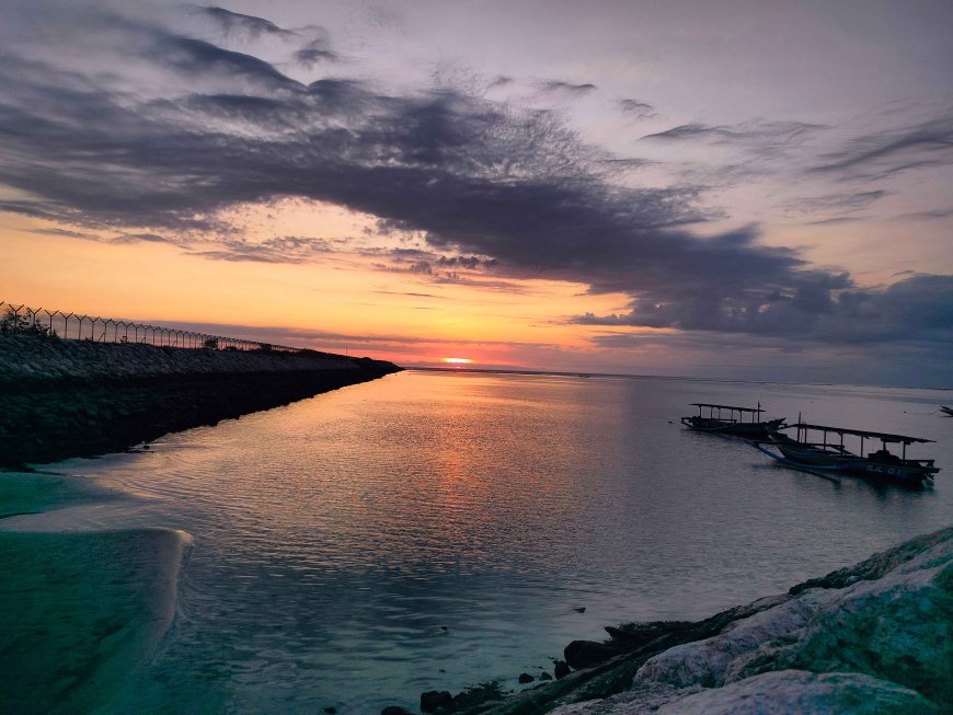 Pantai Sekeh: Menyaksikan Keindahan Alam dan Pesawat  Lepas Landas Maupun Mendarat dalam Satu Layar