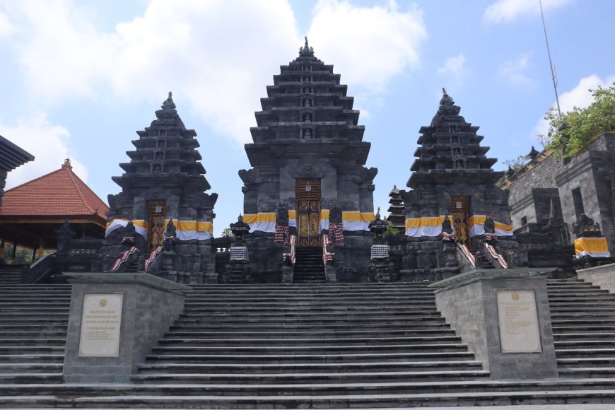 Punduk Dawa Temple: A Unique Combination of Modern and Traditional Balinese Architecture in Klungkung