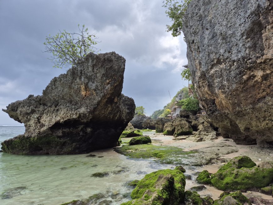 Menjelajahi Pesona Pantai Labuan Sait: Surga Bagi Peselancar Dunia