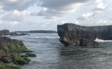 Pantai Batu Bolong: Deburan Ombak Menawan Dipadukan dengan Eksotisme Batuan Karang