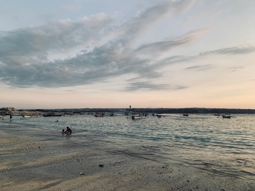 Menyusuri Pantai Kelan : Destinasi Santai dengan Keunikan Pasar Tradisional