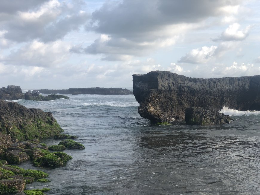 Pantai Batu Bolong: Deburan Ombak Menawan Dipadukan dengan Eksotisme Batuan Karang