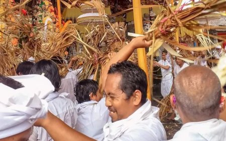 Siat Sampian: A Cosmic Battle Symbol Between Dharma and Adharma at Pura Samuantiga