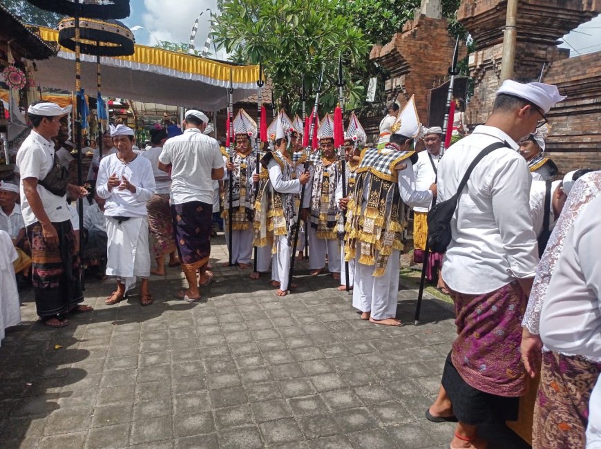 Dalem Bungkeneng Temple: 9 Statues in Tri Bhuwana Concept