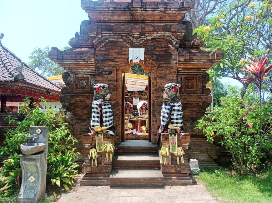 Dalem Bungkeneng Temple: 9 Statues in Tri Bhuwana Concept