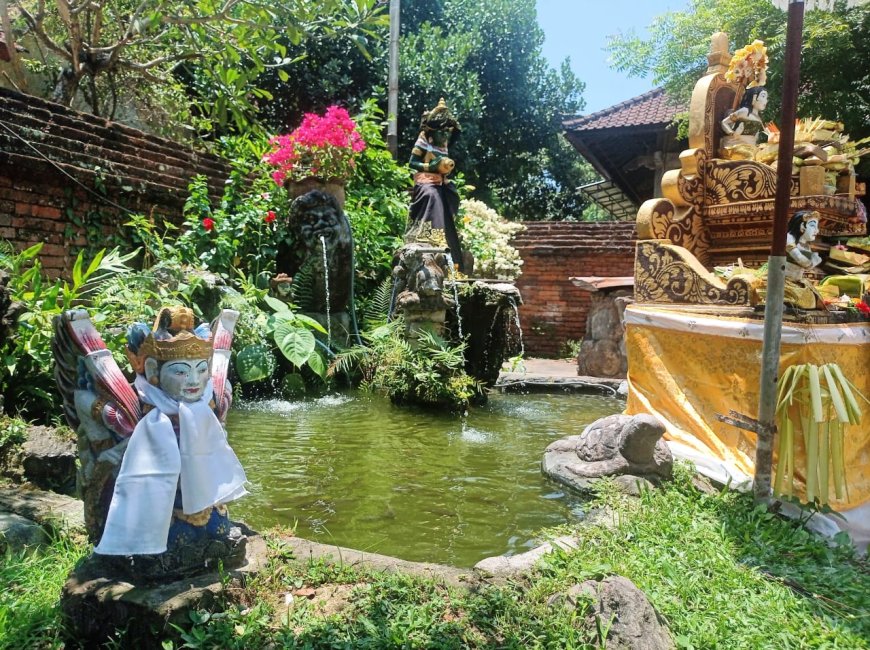 Dalem Bungkeneng Temple: 9 Statues in Tri Bhuwana Concept