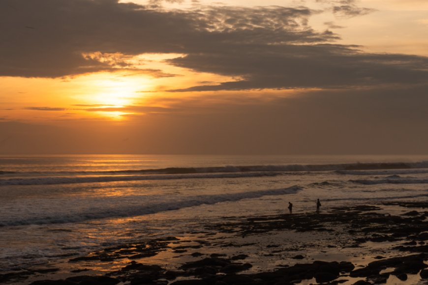 Pantai Yeh Leh: Daya Tarik Bebatuan Karang dan Pesona Matahari Terbenam di Bali Barat