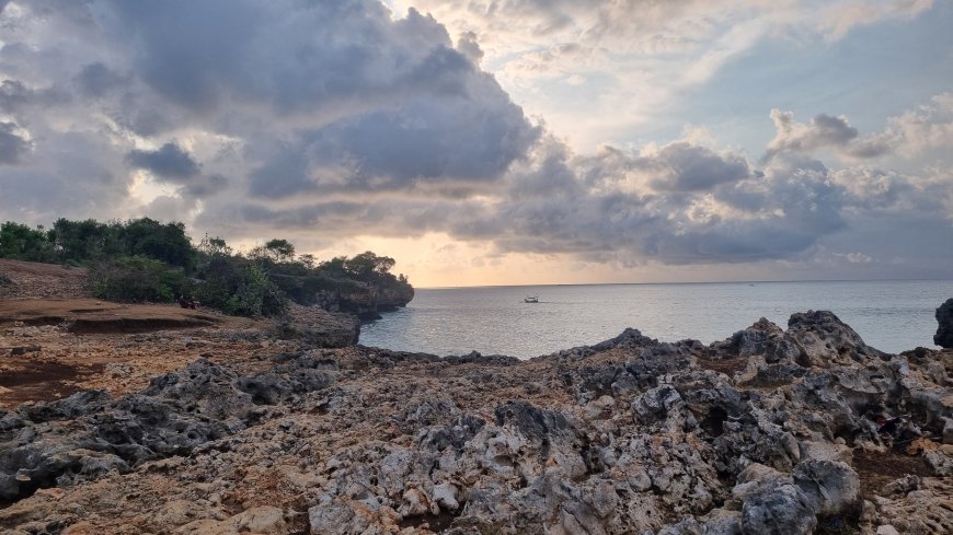 Exploring Honeymoon Beach: Sunset Spot and the Beauty of Cliffs Overlooking the Bali Sea