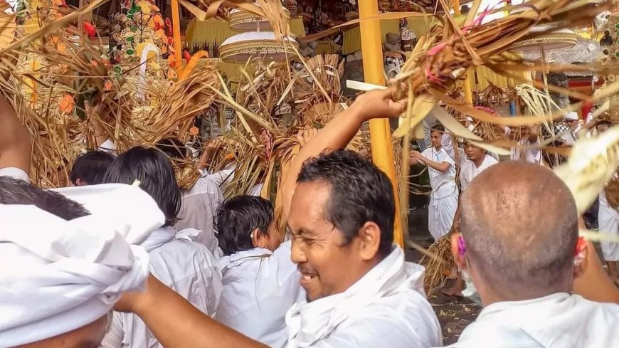 Siat Sampian: Simbol Perang Kosmis antara Dharma dan Adharma di Pura Samuantiga