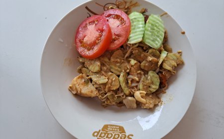 Keunikan Tipat Cantok: Perpaduan Tipat, Bumbu Kacang, dan Budaya Bali