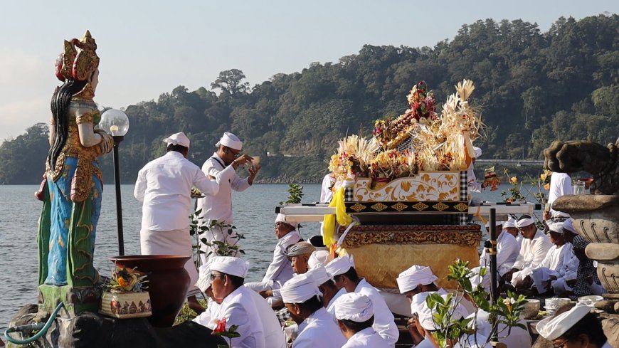 Nyegara Gunung: The Harmony of the Sea and Mountain in the Unity of Lingga-Yoni