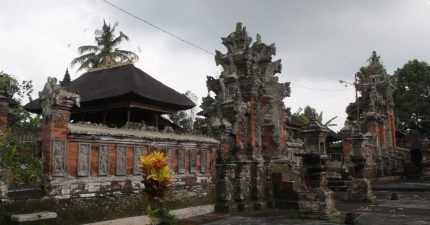 The Kahyangan Tiga Temple of Aan Village : Traces of History and Myths Surrounding It