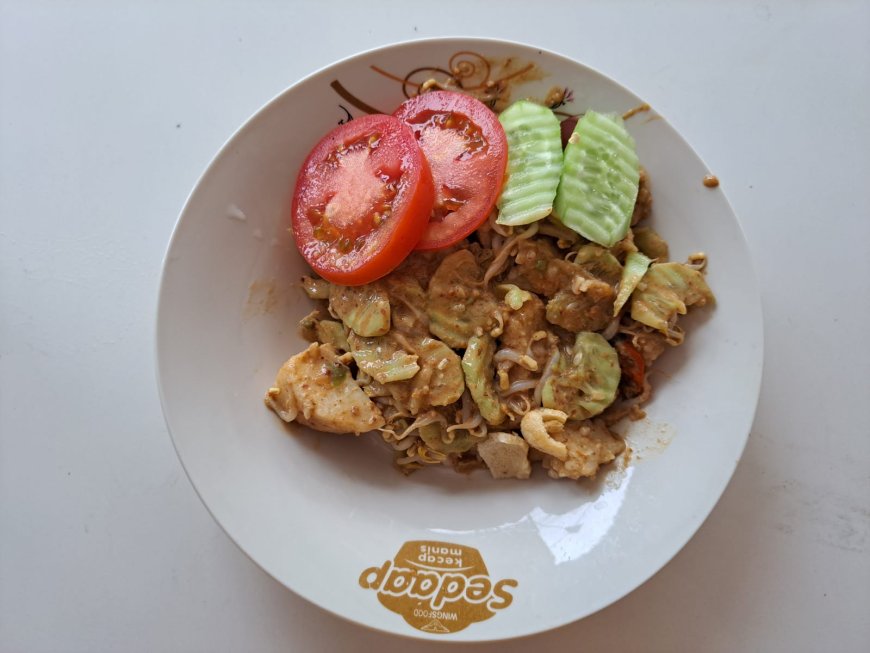 The Uniqueness of Tipat Cantok: A Fusion of Tipat, Peanut Sauce, and Balinese Culture