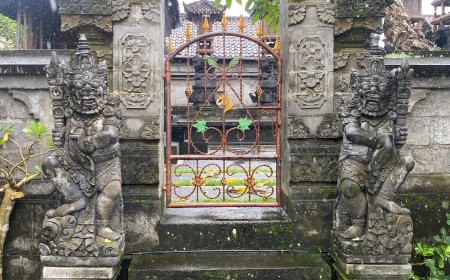 Dwarapala: Penjaga Gerbang Suci Pura di Bali